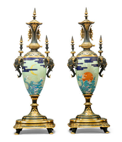 A PAIR OF FRENCH 'JAPONISME' ORMOLU, PATINATED BRONZE AND CLOISENNE ENAMEL COVERD VASES - Foto 3