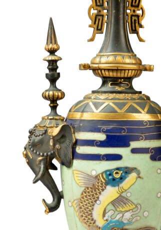 A PAIR OF FRENCH 'JAPONISME' ORMOLU, PATINATED BRONZE AND CLOISENNE ENAMEL COVERD VASES - Foto 4