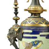 A PAIR OF FRENCH 'JAPONISME' ORMOLU, PATINATED BRONZE AND CLOISENNE ENAMEL COVERD VASES - Foto 4