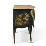 A LOUIS XV ORMOLU-MOUNTED COROMANDEL LACQUER AND VERNIS MARTIN COMMODE - Foto 3