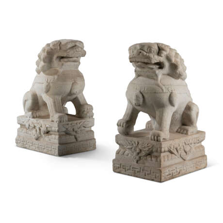 A PAIR OF CHINESE MARBLE LIONS - фото 2