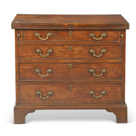 A GEORGE III MAHOGANY BACHELOR'S CHEST - фото 1