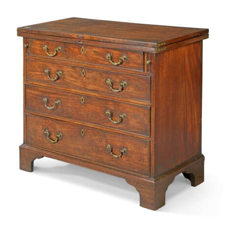 A GEORGE III MAHOGANY BACHELOR'S CHEST - фото 2