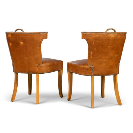 A SET OF TEN MODERN OAK 'CASINO' DINING-CHAIRS - фото 3