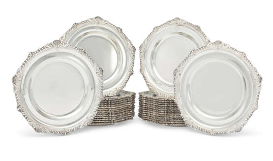 A SET OF THIRTY LOUIS PHILIPPE I NOBLE SILVER DINNER PLATES - photo 1