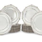 A SET OF THIRTY LOUIS PHILIPPE I NOBLE SILVER DINNER PLATES - Foto 1