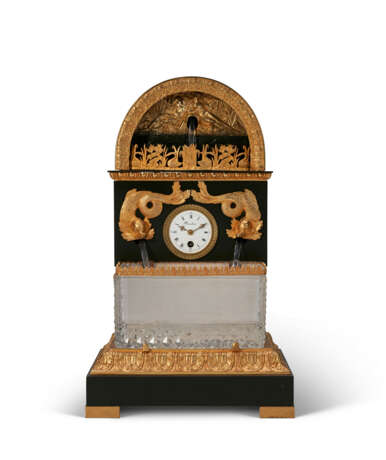 A FRENCH ORMOLU AND PATINATED BRONZE MANTEL CLOCK - фото 1