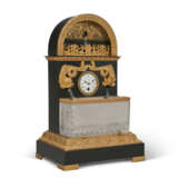 A FRENCH ORMOLU AND PATINATED BRONZE MANTEL CLOCK - Foto 5