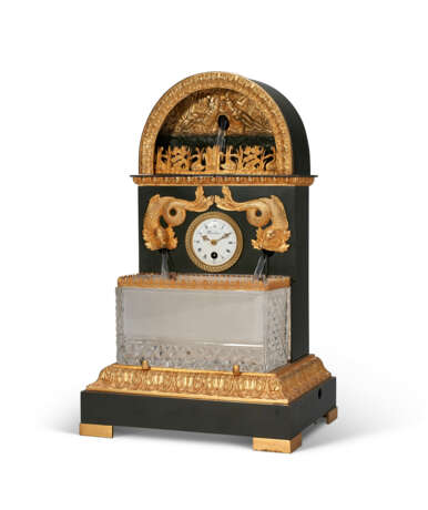 A FRENCH ORMOLU AND PATINATED BRONZE MANTEL CLOCK - Foto 6