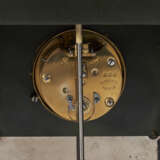 A FRENCH ORMOLU AND PATINATED BRONZE MANTEL CLOCK - Foto 7