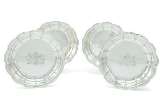 A SET OF FOUR REGENCY SILVER STRAWBERRY DISHES - Foto 1