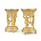 A PAIR OF EMPIRE ORMOLU CENTERPIECES - Foto 1