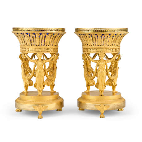 A PAIR OF EMPIRE ORMOLU CENTERPIECES - Foto 3