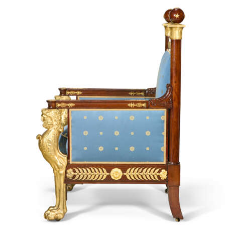 A LARGE FRENCH ORMOLU-MOUNTED MAHOGANY THRONE CHAIR - фото 3