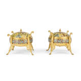 A GROUP OF FRENCH ORMOLU AND CHAMPLEVE ENAMEL ARTICLES - Foto 6