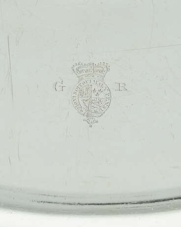 A PAIR OF ROYAL GEORGE III SILVER DESSERT DISHES - фото 2