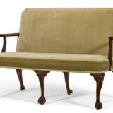 A GEORGE II MAHOGANY SETTEE - фото 1