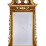 A GEORGE II WALNUT AND PARCEL-GILT MIRROR - Foto 1