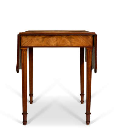 A GEORGE III MAHOGANY AND TULIPWOOD-BANDED AND MARQUETRY-INLAID PEMBROKE TABLE - Foto 3