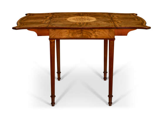 A GEORGE III MAHOGANY AND TULIPWOOD-BANDED AND MARQUETRY-INLAID PEMBROKE TABLE - фото 4