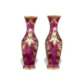 A PAIR OF CHELSEA PORCELAIN CLARET-GROUND VASES - фото 3