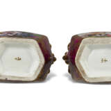 A PAIR OF CHELSEA PORCELAIN CLARET-GROUND VASES - Foto 6