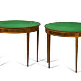 A PAIR OF GEORGE III MAHOGANY, SATINWOOD INLAID, TULIPWOOD AND EBONY BANDED DEMI-LUNE CARD TABLES - Foto 3