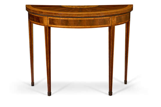 A PAIR OF GEORGE III MAHOGANY, SATINWOOD INLAID, TULIPWOOD AND EBONY BANDED DEMI-LUNE CARD TABLES - Foto 4