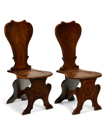 A PAIR OF GEORGE II MAHOGANY 'SGABELLO' HALL CHAIRS - фото 3