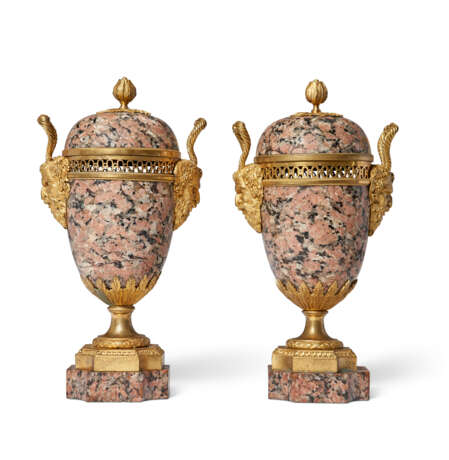 A PAIR OF LATE LOUIS XVI ORMOLU-MOUNTED GRANITO ROSSO POT-POURRI VASES - photo 2