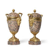 A PAIR OF LATE LOUIS XVI ORMOLU-MOUNTED GRANITO ROSSO POT-POURRI VASES - Foto 4