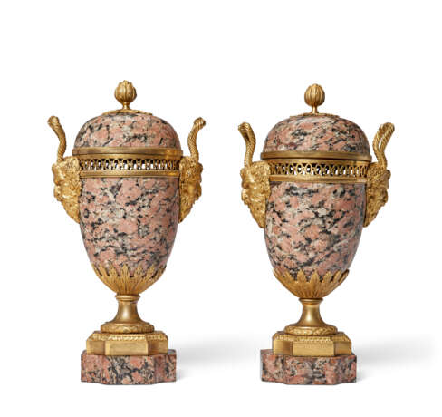 A PAIR OF LATE LOUIS XVI ORMOLU-MOUNTED GRANITO ROSSO POT-POURRI VASES - Foto 6