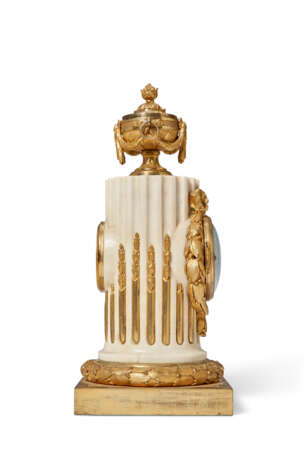 A LATE LOUIS XV ORMOLU AND WHITE MARBLE MANTEL CLOCK - photo 4