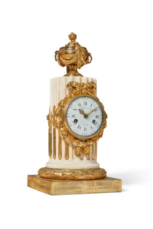 A LATE LOUIS XV ORMOLU AND WHITE MARBLE MANTEL CLOCK - Foto 6