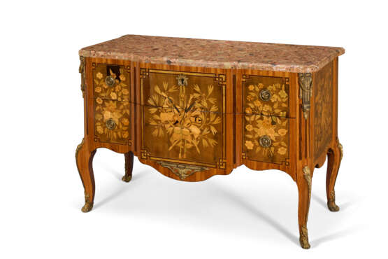 A LATE LOUIS XV ORMOLU-MOUNTED TULIPWOOD, AMARANTH AND MARQUETRY COMMODE - photo 3