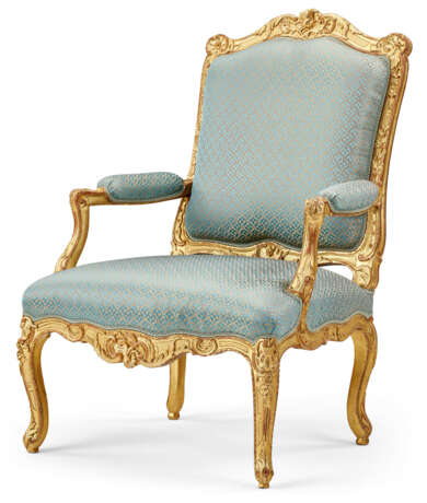 A SET OF FOUR EARLY LOUIS XV GILT-WALNUT FAUTEUILS - photo 2