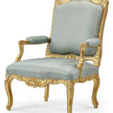 A SET OF FOUR EARLY LOUIS XV GILT-WALNUT FAUTEUILS - photo 2