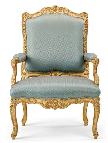 A SET OF FOUR EARLY LOUIS XV GILT-WALNUT FAUTEUILS - photo 3