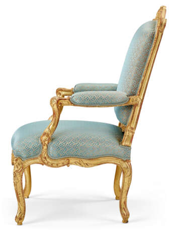 A SET OF FOUR EARLY LOUIS XV GILT-WALNUT FAUTEUILS - photo 4