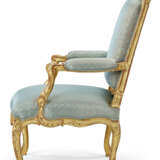 A SET OF FOUR EARLY LOUIS XV GILT-WALNUT FAUTEUILS - photo 4