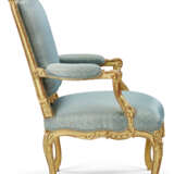 A SET OF FOUR EARLY LOUIS XV GILT-WALNUT FAUTEUILS - photo 5