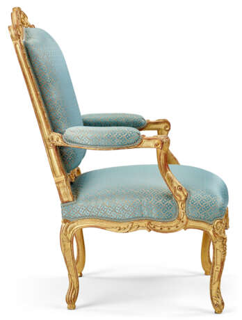 A SET OF FOUR EARLY LOUIS XV GILT-WALNUT FAUTEUILS - photo 5