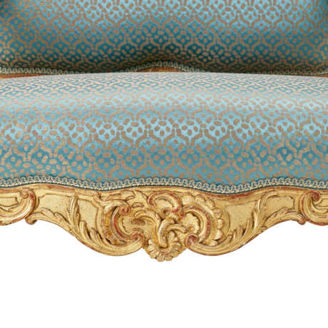 A SET OF FOUR EARLY LOUIS XV GILT-WALNUT FAUTEUILS - photo 7