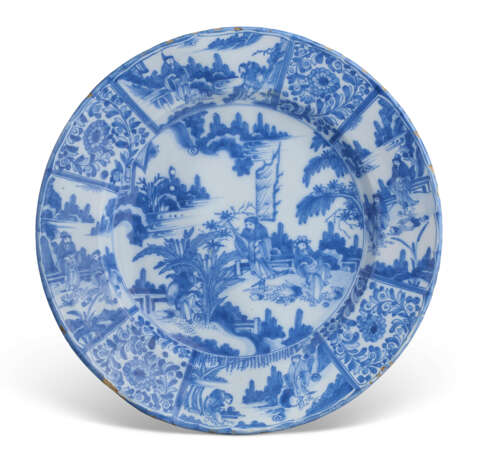 A LARGE DUTCH DELFT BLUE AND WHITE CHINOISERIE CHARGER - Foto 1