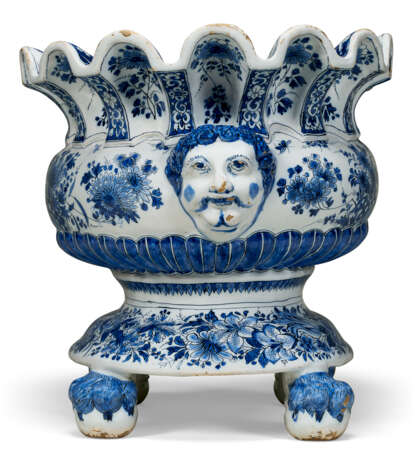 A DUTCH DELFT BLUE AND WHITE CHINOISERIE OVAL WINE-COOLER - photo 4