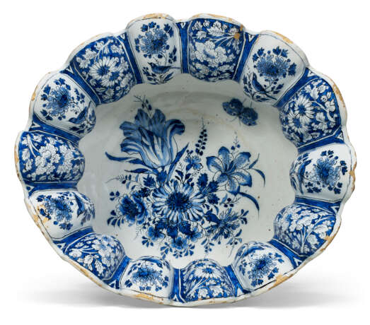 A DUTCH DELFT BLUE AND WHITE CHINOISERIE OVAL WINE-COOLER - photo 7