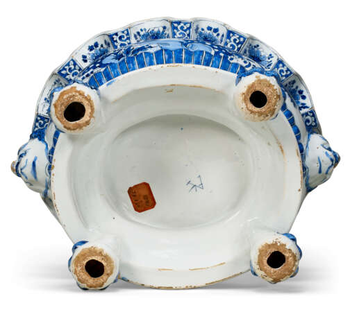 A DUTCH DELFT BLUE AND WHITE CHINOISERIE OVAL WINE-COOLER - photo 8