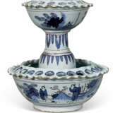 A NORTH EUROPEAN BLUE AND WHITE TIERED TULIP VASE IN PIERCED BOWL - Foto 1