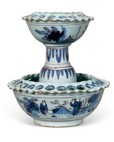 A NORTH EUROPEAN BLUE AND WHITE TIERED TULIP VASE IN PIERCED BOWL - Foto 1