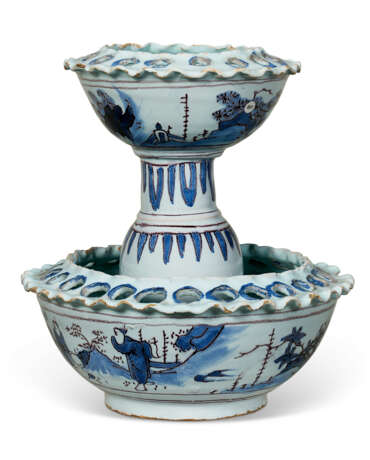 A NORTH EUROPEAN BLUE AND WHITE TIERED TULIP VASE IN PIERCED BOWL - Foto 2